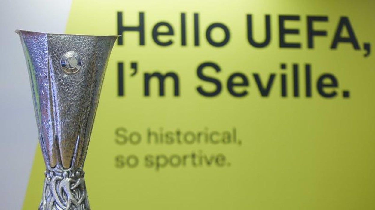 Trofeo de la Uefa que se llevará el miércoles el equipo ganador