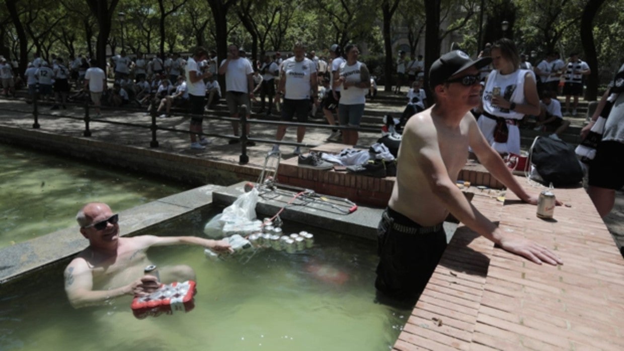 Aficionados del Eintrach bañándose en una fuente del Prado de San Sebastián