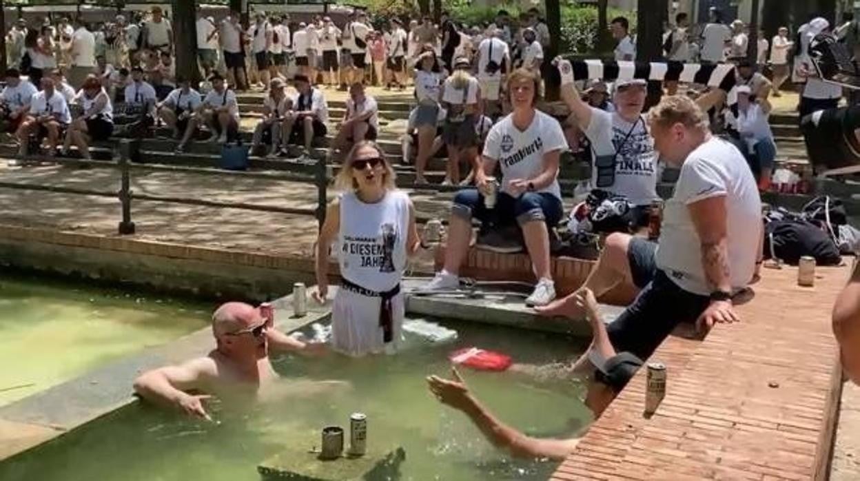 Aficionados del Eintracht bañándose en los estanques del Prado