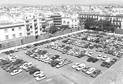 El solar de la plaza de abastos dedicado a aparcamiento público