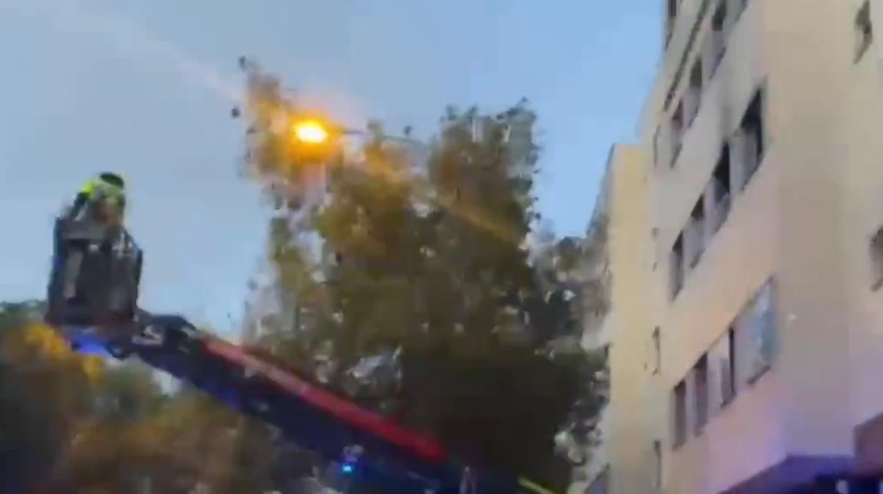 El incendio ha tenido lugar en una segunda planta de un bloque de pisos de la Carretera de Carmona