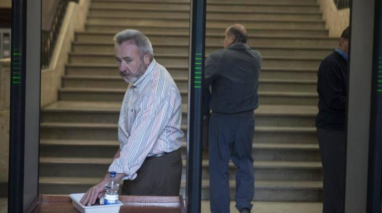 El exalcalde socialista José Juan López, accediendo a los juzgados del Prado