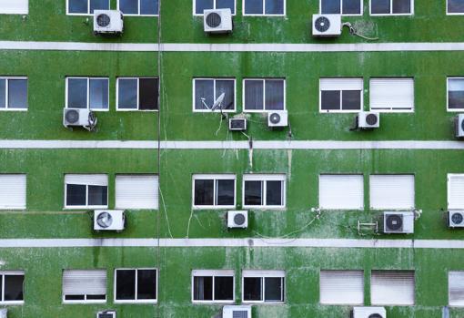 Aparatos de aires acondicionado en la fachada de un edificio