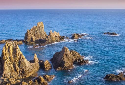 El arrecife presenta una formaciones por encima del nivel del agua.