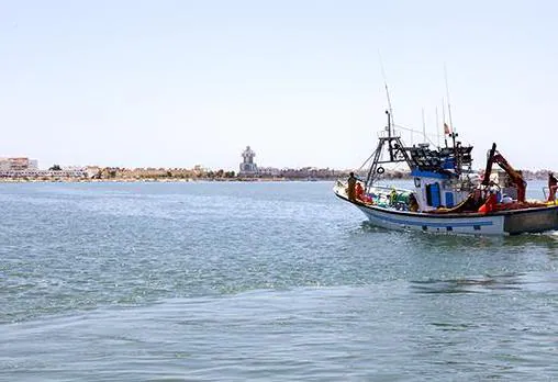 Barco pesquero llegando al puerto de Isla Cristina