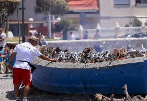 Imagen de las típicas barquitas con espetos en las playas de Almuñécar