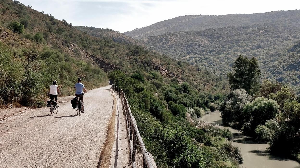 Recorrer en bicicleta la Vía Verde de la Sierra es un placer al alcance de todos