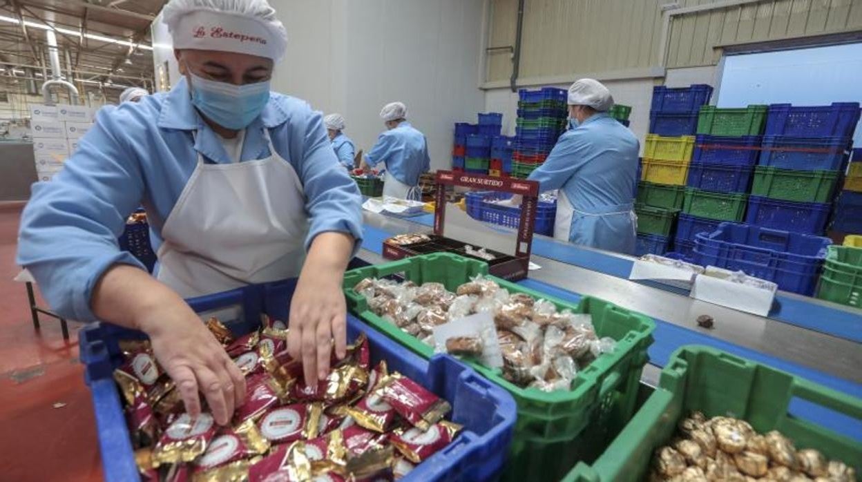 Campaña de mantecados en la fábrica de La Estepeña