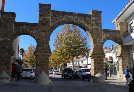 El arco de inspiración morisca es uno de los emblemas de Alozaina