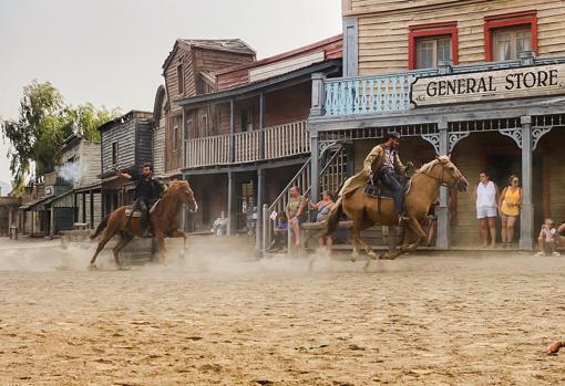 Espectáculo de pistoleros en la calle principal de Fort Bravo en Tabernas