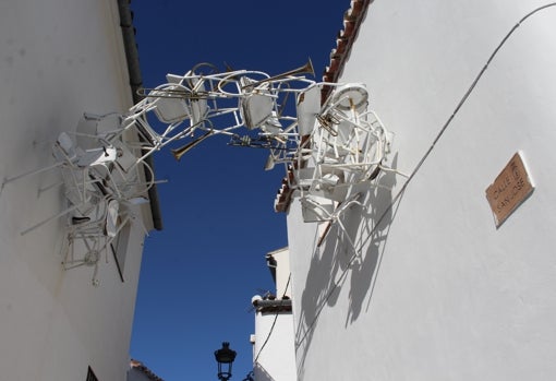 El arte aparece en cualquier esquina del pueblo de Genalguacil