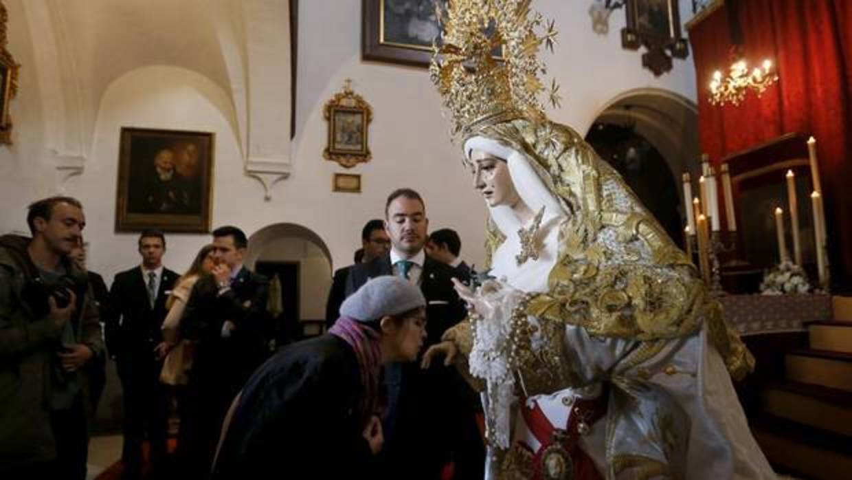 La Virgen de la Paz y Esperanza de Córdoba, en su besamanos