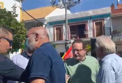 García y Hernández a la izquierda de la imagen en plena discusión con el diputado Ramírez del Río (de verde) en el centro de la imagen