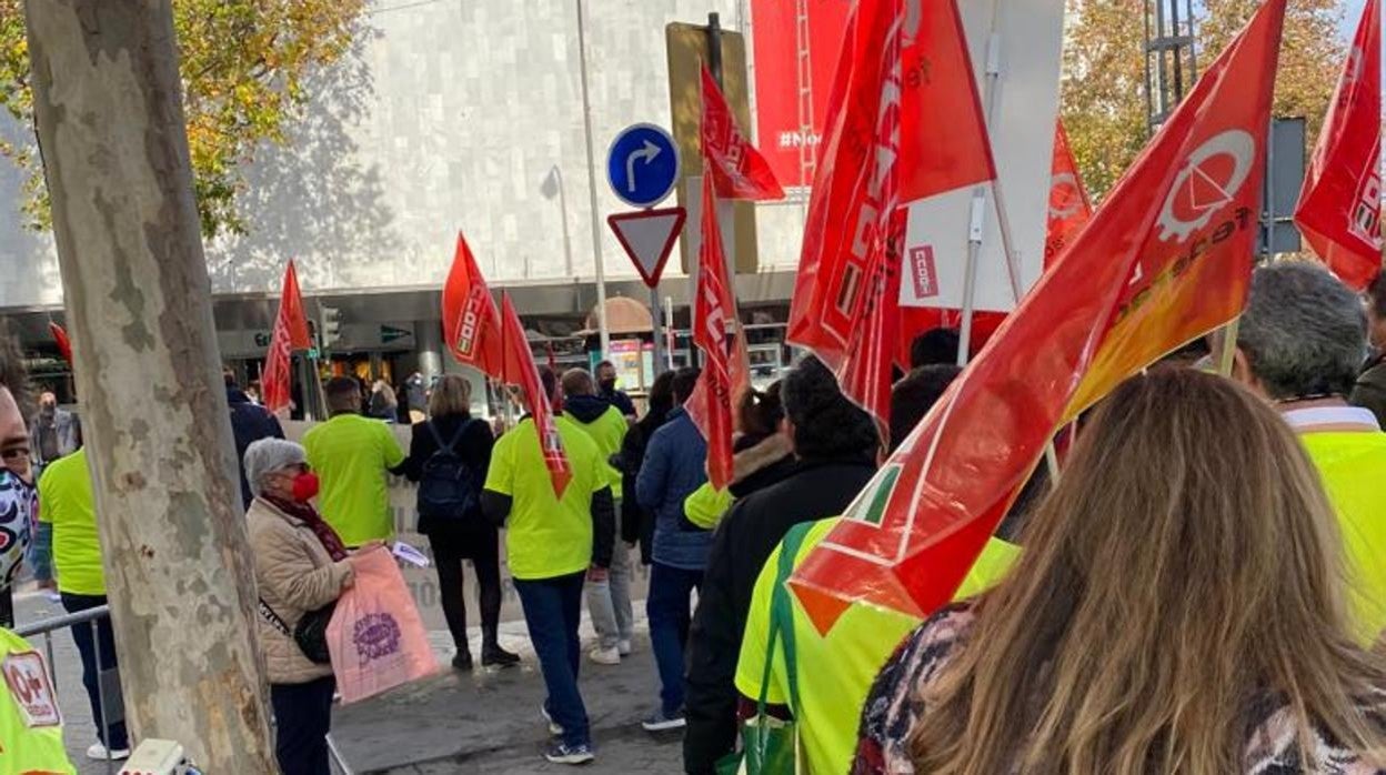 Concentración de los trabajadores de Zumosol en Ronda de los Tejares