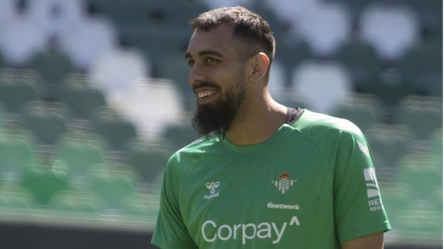 Borja Iglesias, durante un entrenamiento con el Betis