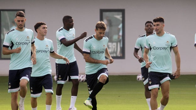 Raúl, junto a varios compañeros, en el inicio de un entrenamiento del Betis