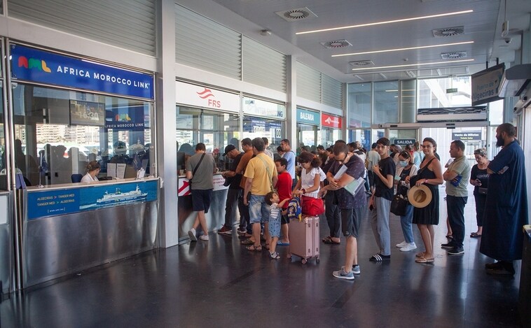 Viajeros hacen cola para adquirir los billetes en el puerto de Algeciras