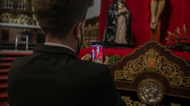 Piezas del carro, en un altar de cultos