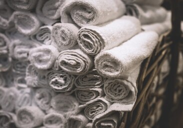 Así debes doblar las toallas para ahorrar espacio, según Marie Kondo