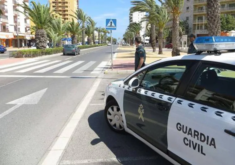 Un vehículo de la Guardia Civil en Roquetas de Mar