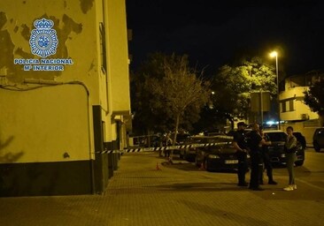 Agentes en el lugar donde fue asesinado este joven de Algeciras