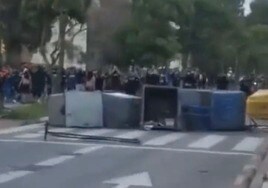 Trece ultras detenidos por hacer barricadas para acorralar a los jugadores del Málaga en una protesta tras el descenso