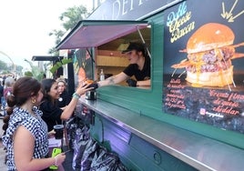 Fotos: Ambientazo en el Vial para disfrutar de las mejores y apetitosas hamburguesas