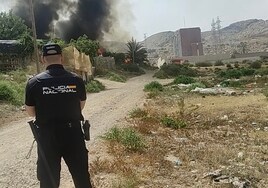 Rescatan del incendio de su vivienda en Almería a una mujer que se negaba a abandonar sus perros y gallinas