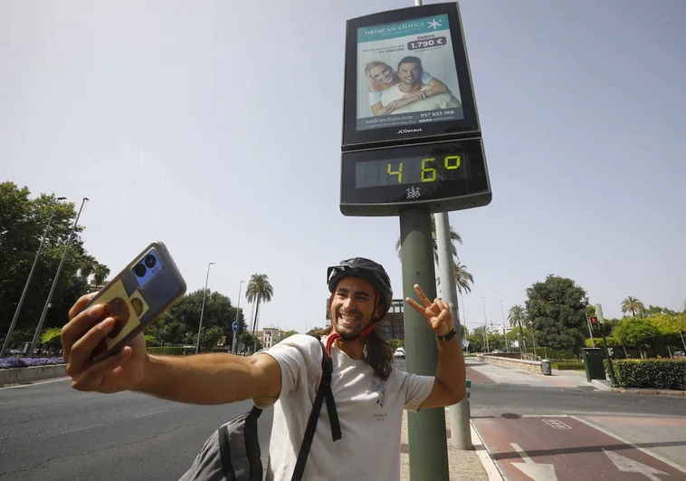 Un joven se hace un selfie ante un termómetro con 46 grados de temperatura