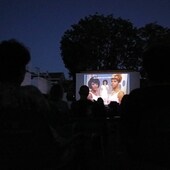 Proyección de una película en el cine de verano Fuenseca