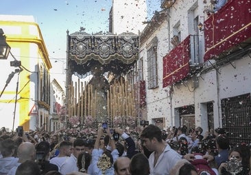 Madre de los Desamparados, el culmen a medio siglo de historia, entre pétalos, aplausos y alegría en Córdoba