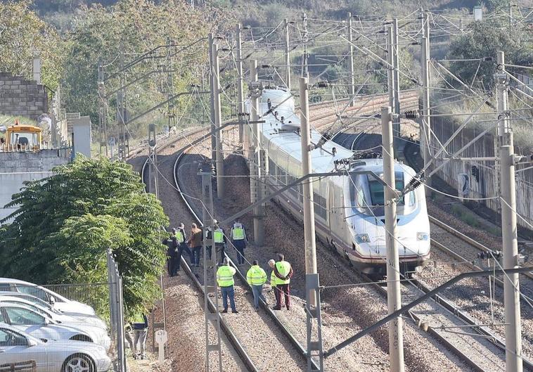 Police next to the body that has appeared on the train tracks between Córdoba and Alcolea