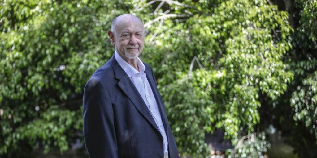 Juan Eslava Galán: «En la revolución la sangre la pone el pueblo, pero el beneficiario es la burguesía»