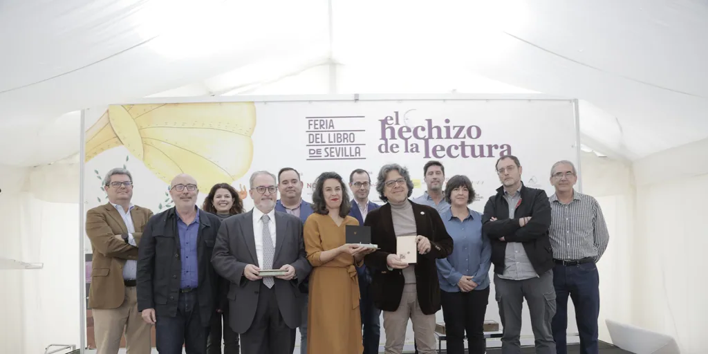Fernando Iwasaki, el editor Antonio María Ávila y la narradora oral Alicia Bululú recogen los Premios Feria del Libro