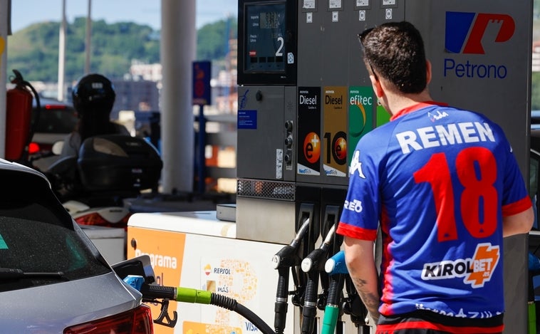 Un usuario reposta combustible en una estación de servicio