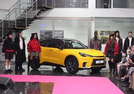 Lexus Sevilla presenta el nuevo LBX con un desfile de moda en sus instalaciones