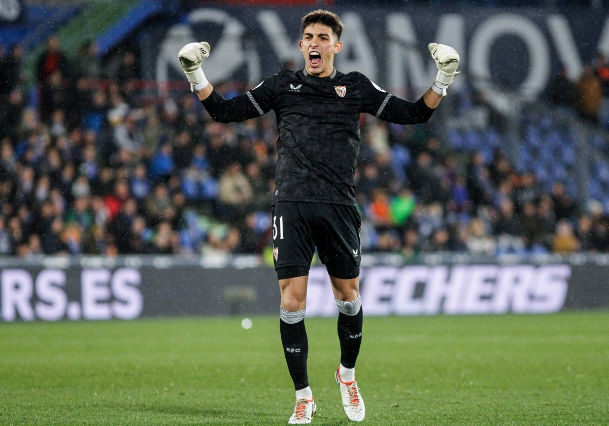 Alberto Flores y Agoumé se estrenan con victoria con el Sevilla