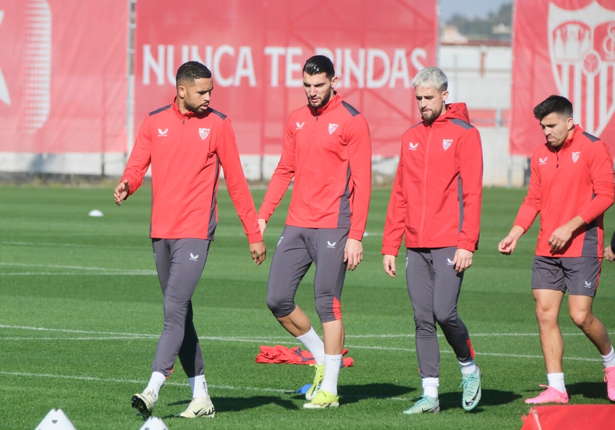 El entrenador de Sevilla cuestionó el compromiso de Rafa Mir y Adnan Januzaj.