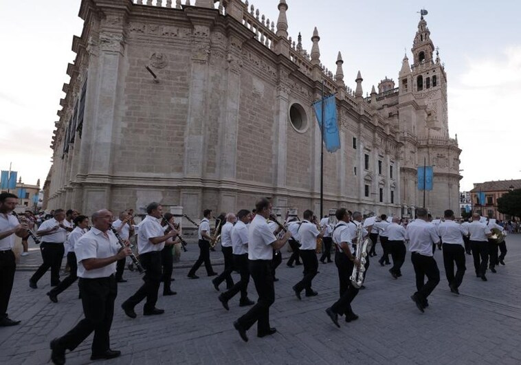 Cruceta Musical de la Banda Municipal de Sevilla tras la Virgen de Valme en su Extraordinaria