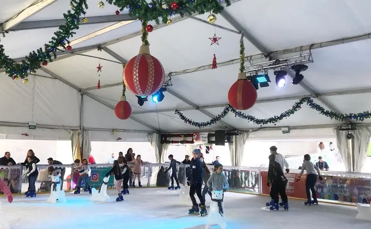 Una pista de patinaje sobre hielo en Navidad