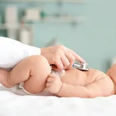 Un bebé es atendido por un pediatra