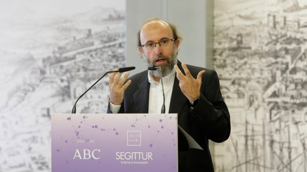 El decano de la facultad de Turismo y Finanzas, Cristóbal Casanueva