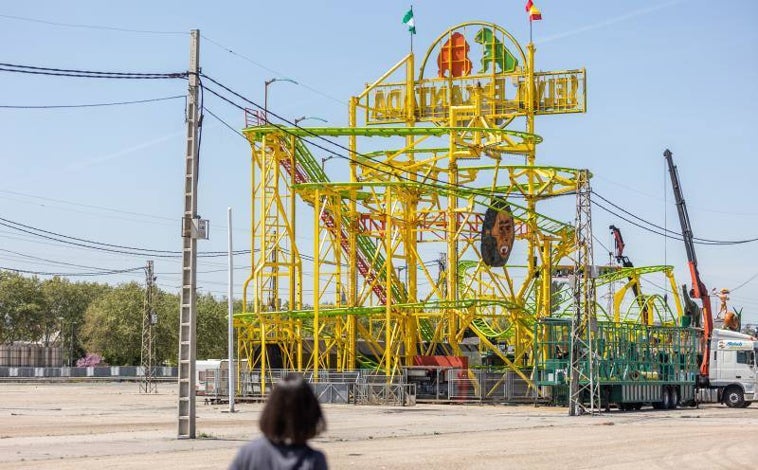 Imagen principal - Los cacharritos de la calle Infierno de la Feria de Abril de Sevilla