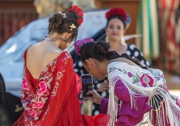 Varias flamencas en la Feria