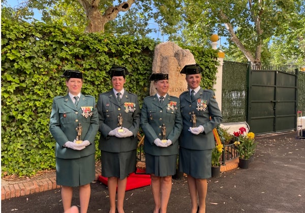 La Guardia Civil homenajea en Sevilla a «las chicas de la falda»