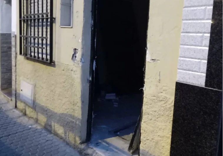 Puerta forzada de la vivienda 'okupada' en la calle Juan Talavera Heredia