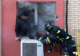 Evacuados al hospital dos hombres tras sendos incendios en Sevilla capital