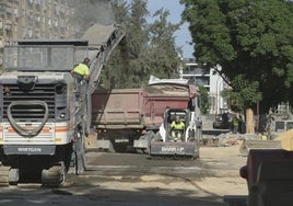 Las obras del tranvía de Sevilla continúan con actuaciones en el acerado de la calle Luis de Morales