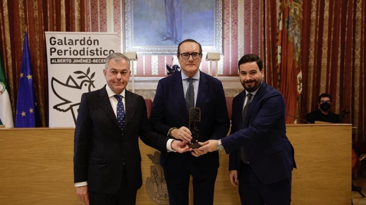 Antonio Jiménez recibe el VII Galardón Periodístico Alberto Jiménez-Becerril