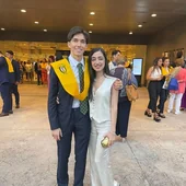 Roberto Daza el día de la fiesta de graduación con su hermana